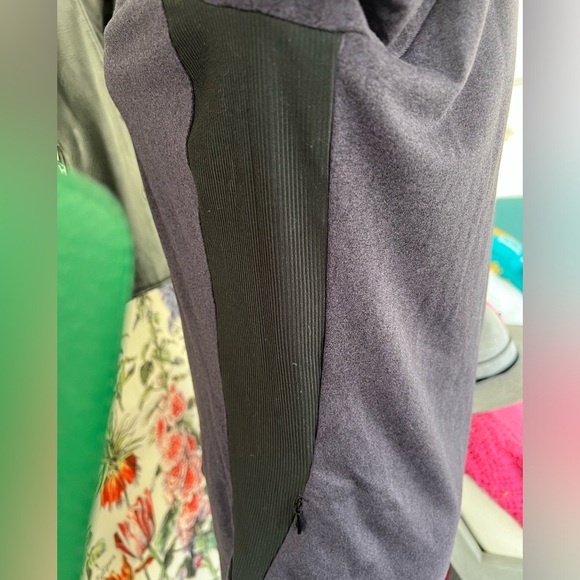 Women’s size L REI co-op shell. 1/4 zip front, thumb holes, side pocket with zip - Picture 6 of 6